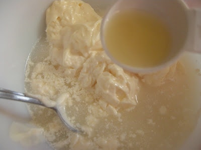 Place mayo, vinegar, and lemon juice in a bowl.