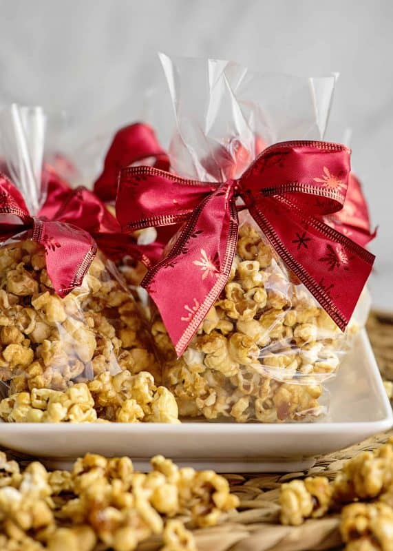 Homemade Caramel Corn (homemade Christmas food gifts).