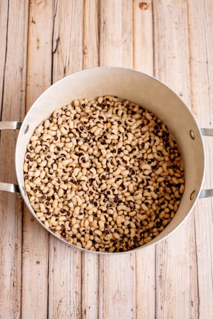 Place soaked and drained peas in pot.