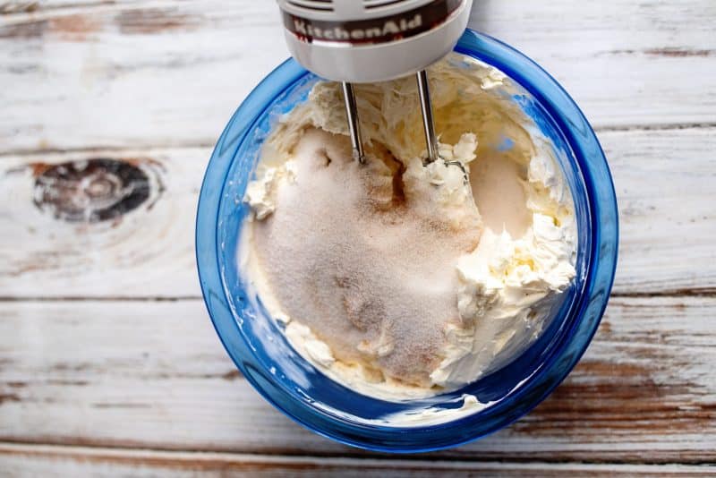 Mix cinnamon sugar into cream cheese mixture.