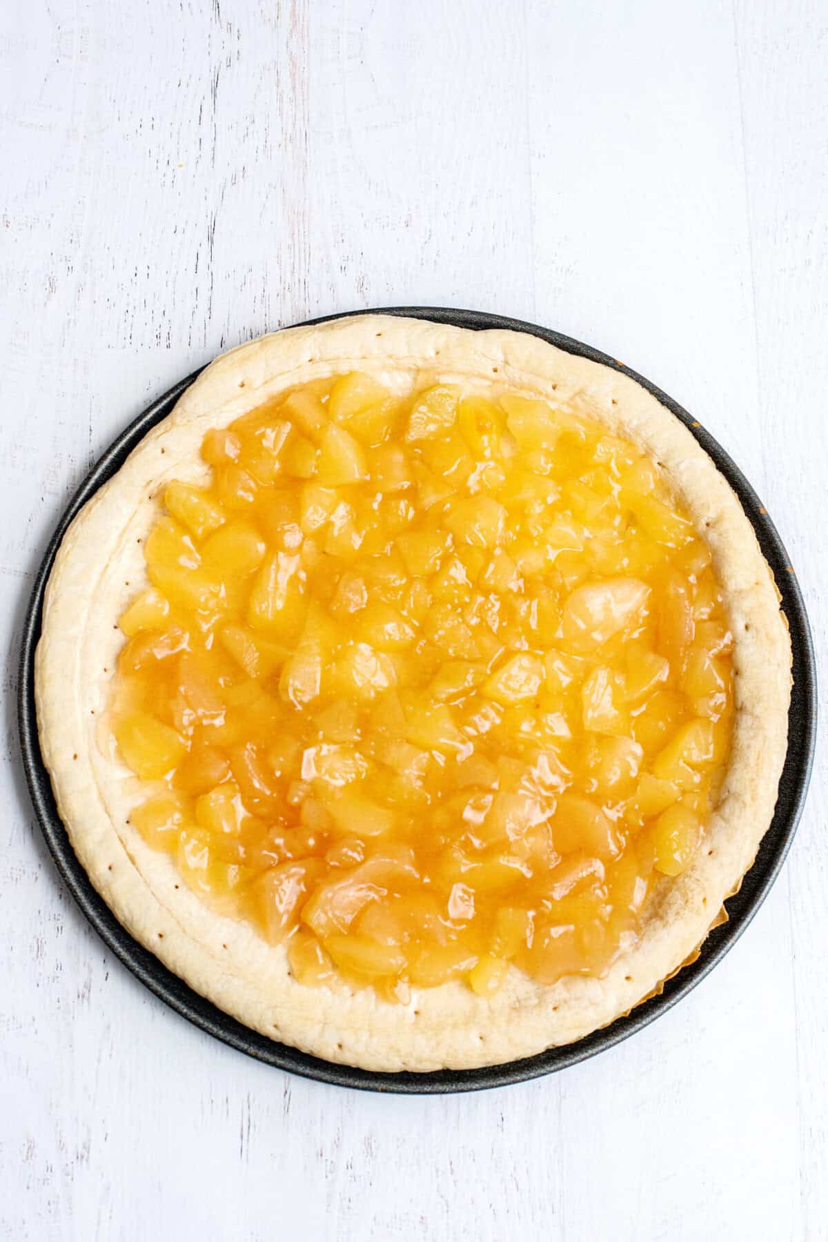 cover pizza crust with apple pie filling