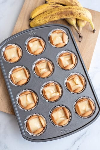 Nilla wafers placed around pudding mixture in cups.