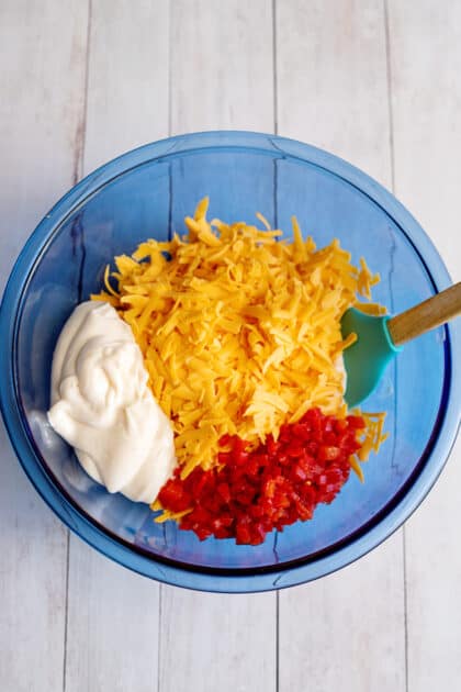 Place cheese, pimentos, and mayo in mixing bowl.
