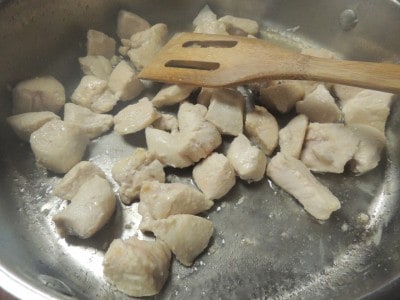 Cook chicken sprinkled with garlic salt in skillet.