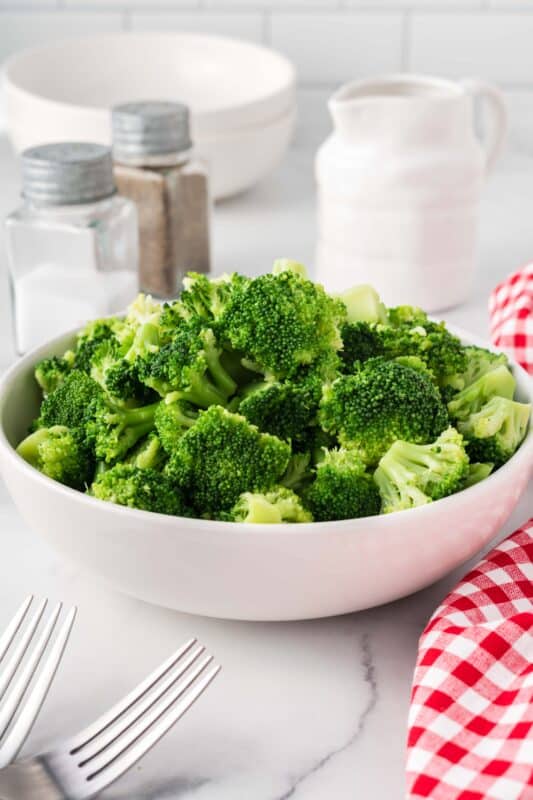 Place drained broccoli in serving bowl.