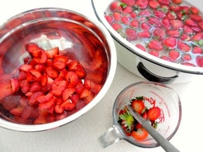 Cut tops of strawberries and slice.