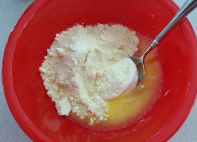Mix together the cake mix, melted butter, sour cream, cinnamon, and egg.