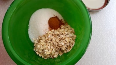 Combine the sugar, cinnamon, and oats in a small bowl.