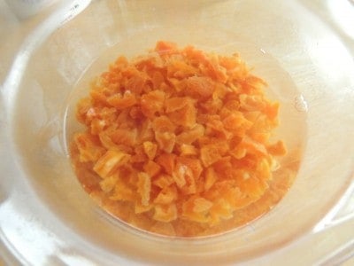 Chop up dried apricots and let them soak for 5 minutes.