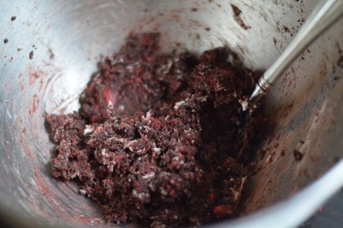 Combine Oreo cookie crumbs and cream cheese in mixing bowl.