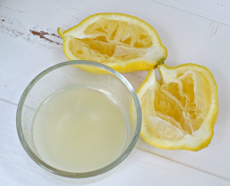 Cut lemon and squeeze out juice.