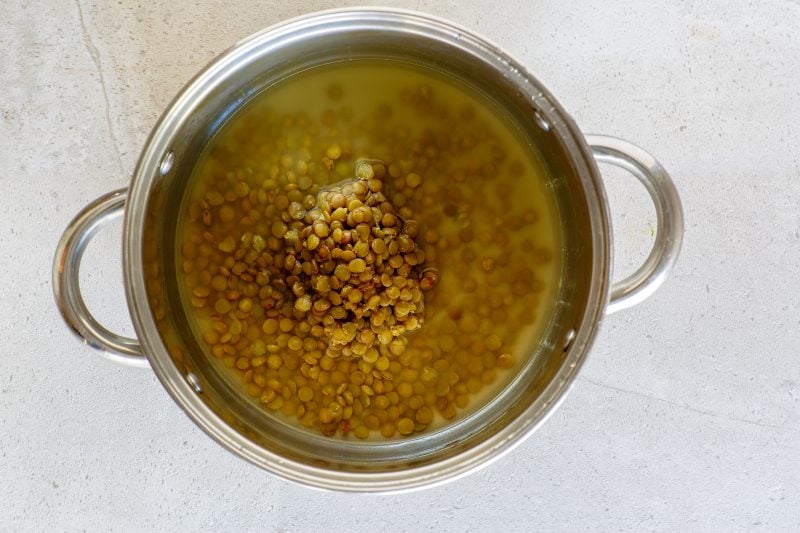 Rinse lentils in water.