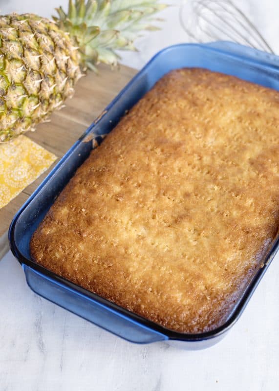 Pork holes in baked cake using fork.