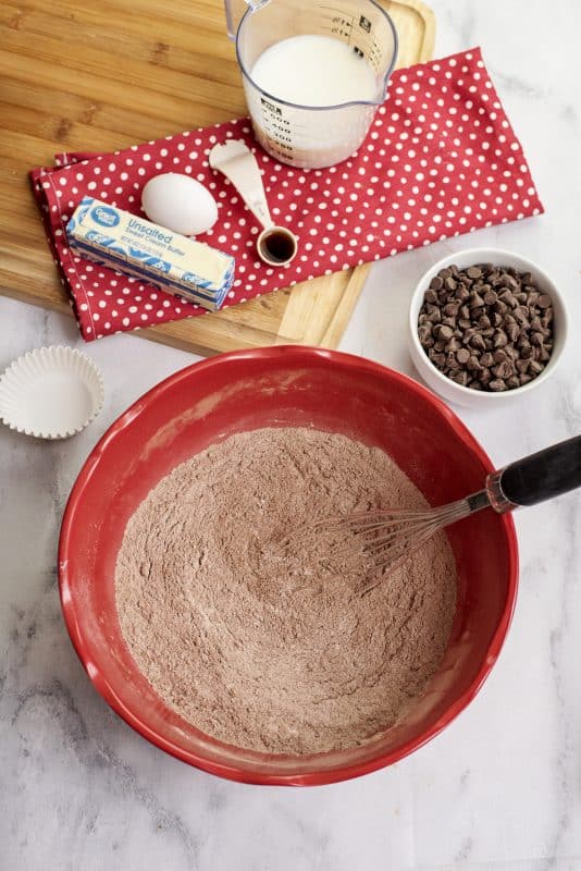 Stir the dry ingredients together.