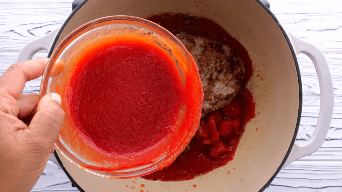 Add remaining tomato sauce to pan.