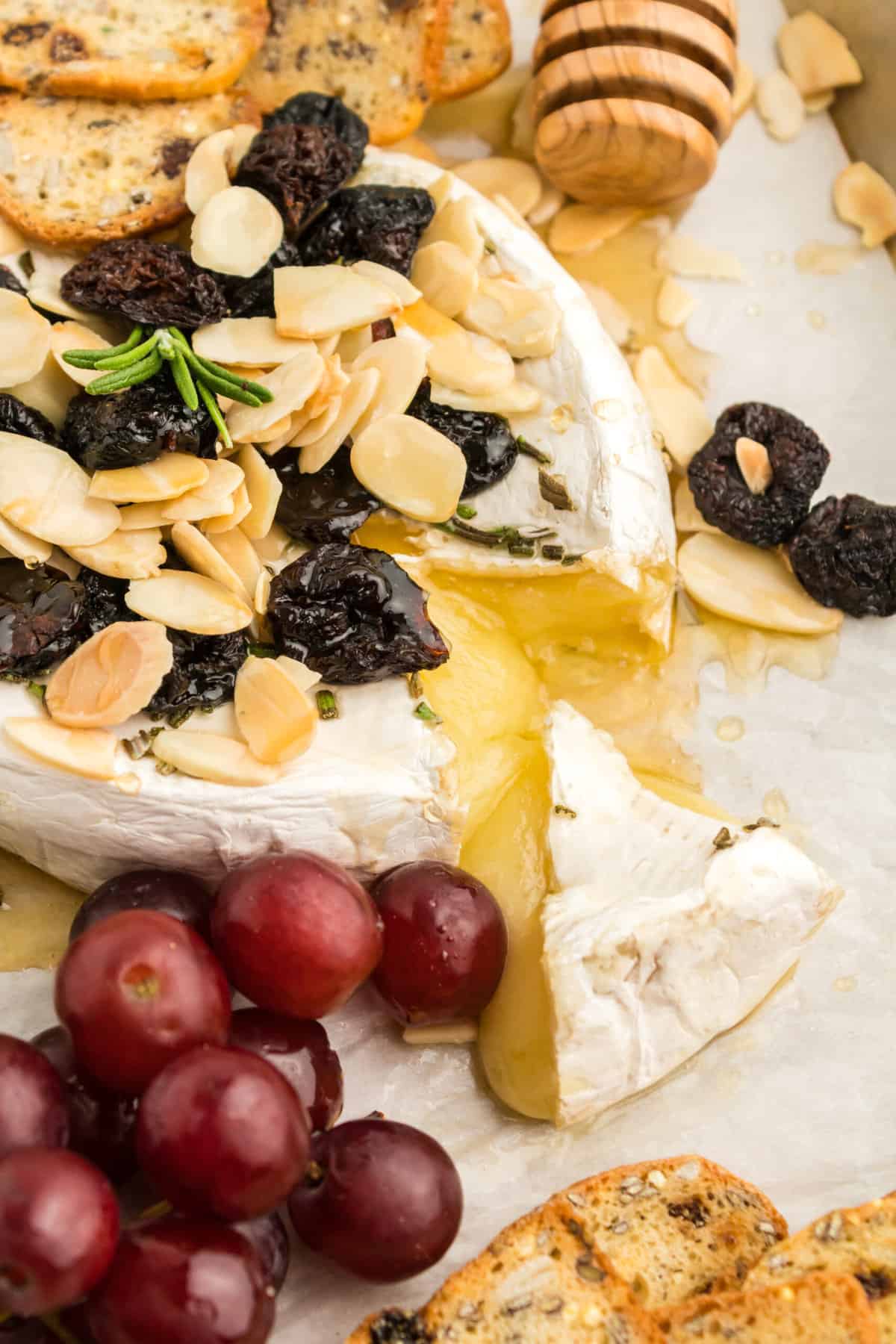 How to Bake Brie (With Delicious Toppings)