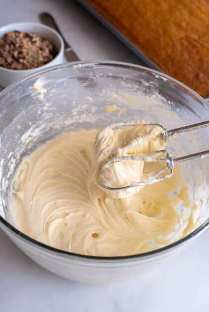 Beat cream cheese frosting until smooth.