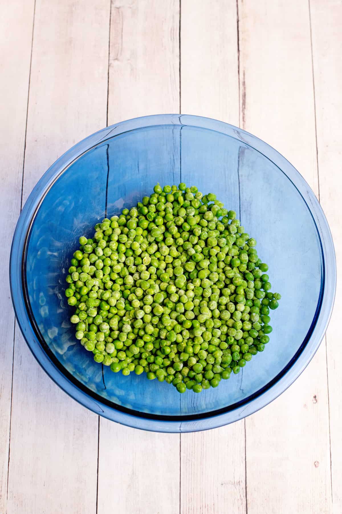pour peas in the bowl