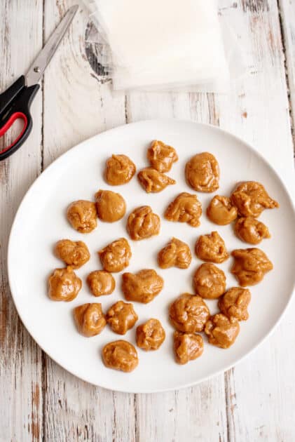 Place balls of caramel on a plate.