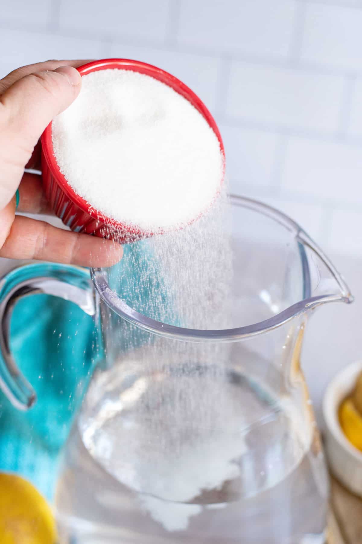 add sugar to cold water for sweet tea