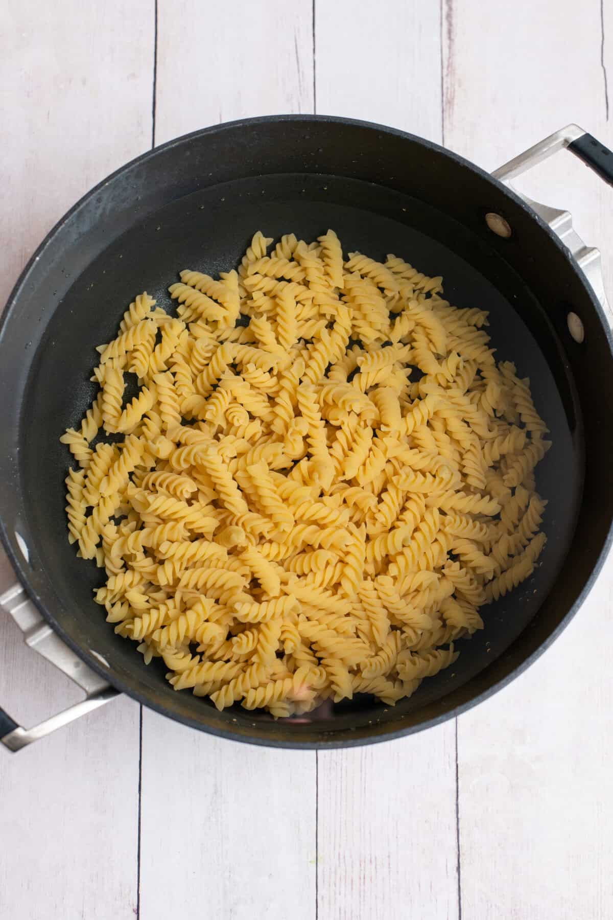 Nudeln in einem großen Topf Wasser kochen.