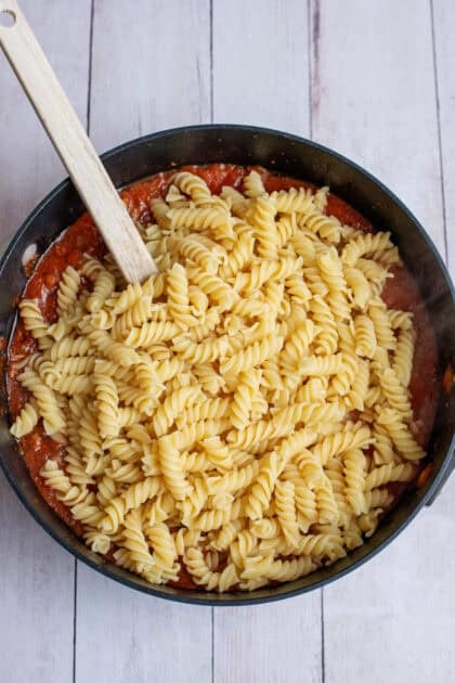 Pasta zur Marinara -Sauce in einem großen Topf hinzufügen.