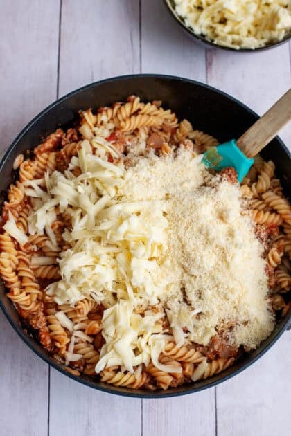 Parmesan in Pasta -Käse in einen Topf geben.