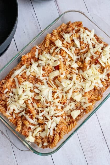 Eine Schicht Mozzarella -Käse auf Nudeln in einer Glasauflaufschale, bevor Sie in den Ofen gehen.
