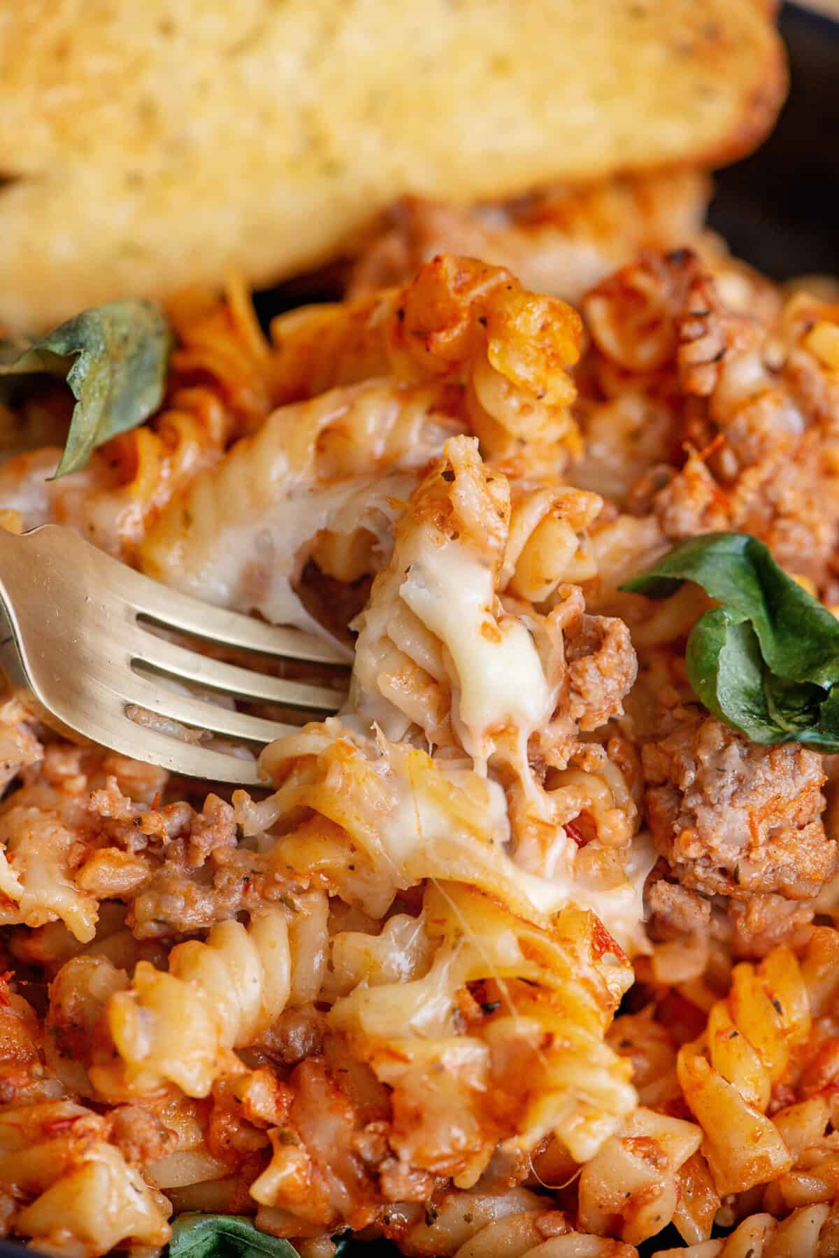 Käsepasta mit frischem Basilikum einweichen.
