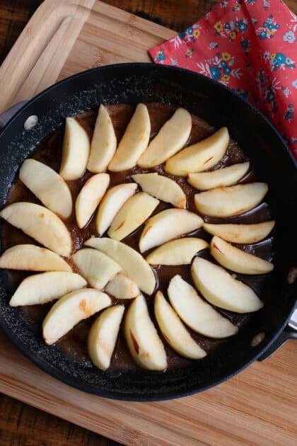 Apple slices in a skiller