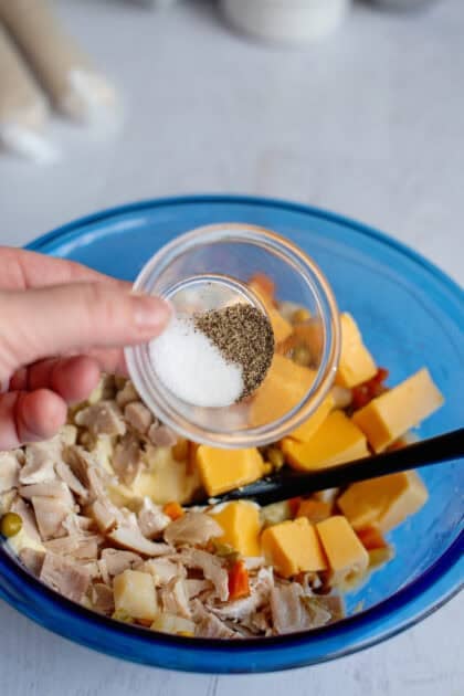 A small bowl with salt and pepper for the cheesy chicken pot pie  filling