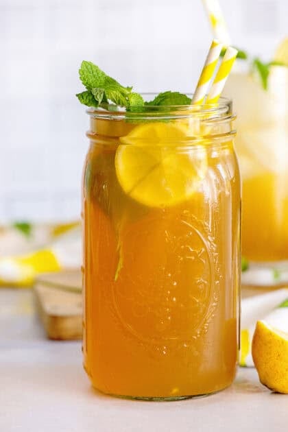 Arnold Palmer drink in a mason jar