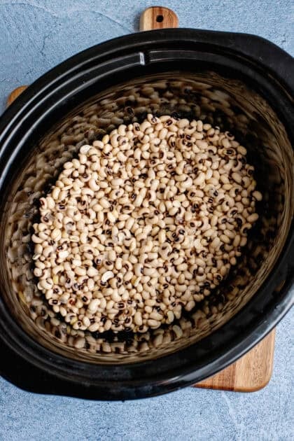 A layer of black-eyed peas in the crock pot