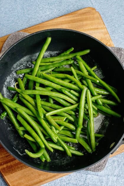 Cooking green beans in pan