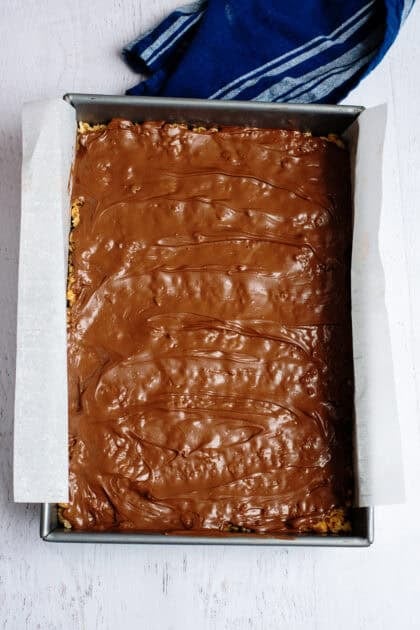 Spreading the chocolate mixture over the cereal layer 