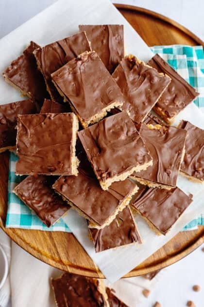Sliced scotcharoos on a cutting board