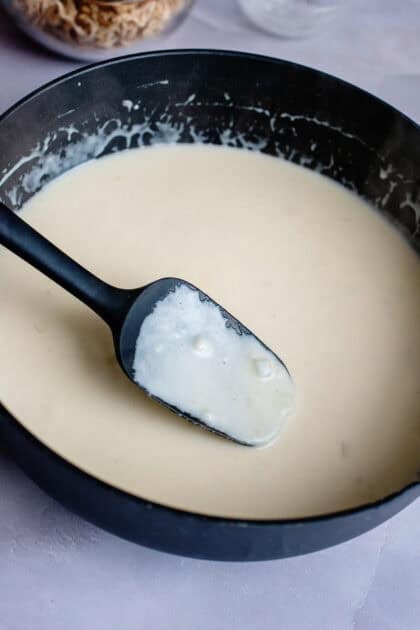 Mixed and smooth creamy sauce for the chicken pot pasta