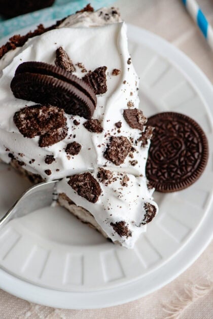 A close up of a plate with a slice of Oreo cheesecake pie 