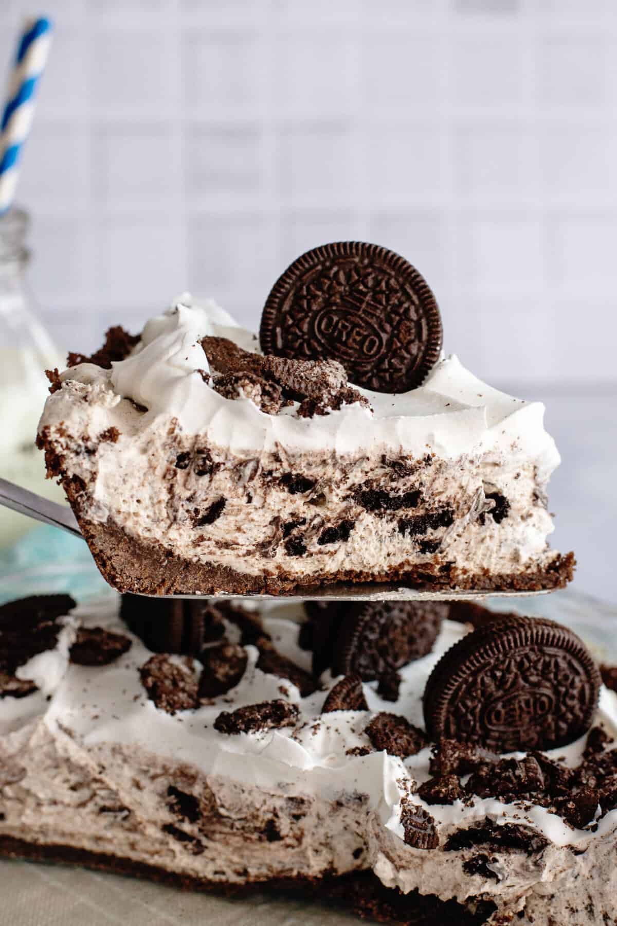 Side view of a slice of Oreo cheesecake pie