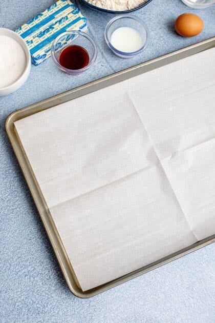 Baking sheet lined with parchment paper