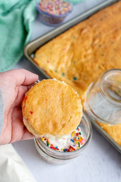 Adding a second cake layer to the mason jar