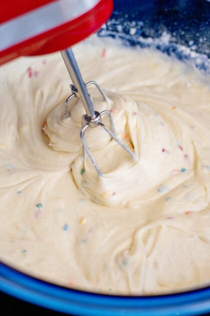 Using a mixer to combine the Funfetti dot cake jar ingredients